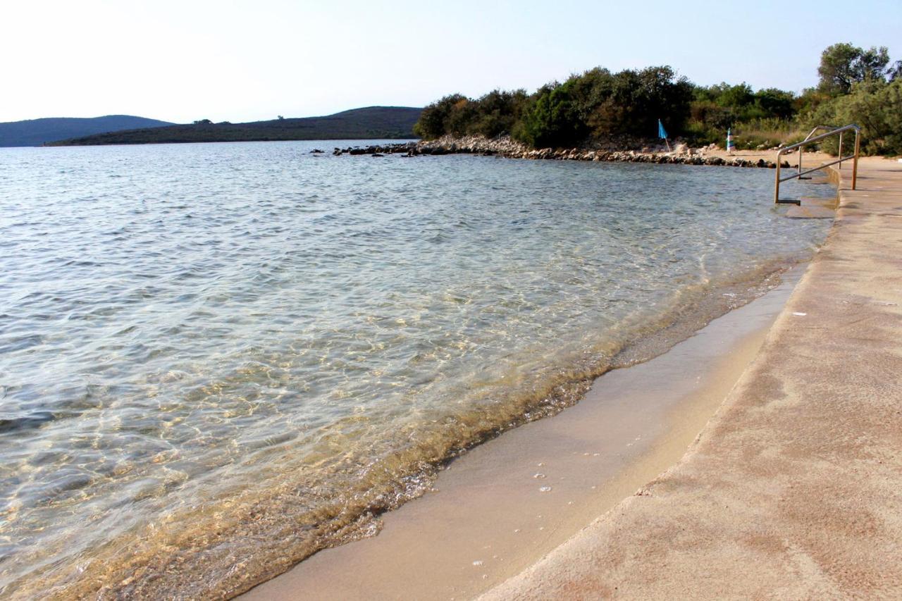 Apartments By The Sea Guduce, Ugljan - 13274 Dış mekan fotoğraf